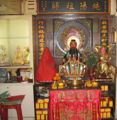 众道士主持济公活佛开光仪式; (左)呈现济公活佛宝扇形之纯阳祖师神坛