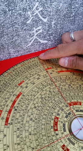     格下罗盘,墓穴扦作辛山乙向兼戌辰,内堂水出